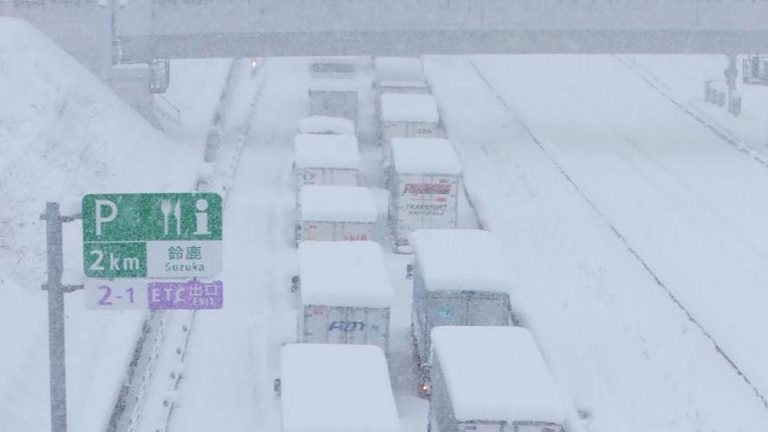 Jepang Terkunci Salju Ribuan Orang Terjebak di Bandara