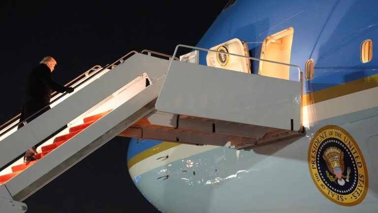 Internationalmedia.co.id – Presiden Amerika Serikat, Donald Trump, mengalami penundaan keberangkatan ke Forum Ekonomi Dunia (WEF) di Davos, Swiss, akibat masalah teknis pada pesawat kepresidenan Air Force One. Insiden ini memaksa Trump untuk mengganti pesawat dan menyebabkan keterlambatan kedatangannya hingga tiga jam. Internationalmedia.co.id - Presiden Amerika Serikat, Donald Trump, mengalami penundaan keberangkatan ke Forum Ekonomi Dunia (WEF) di Davos, Swiss, akibat masalah teknis pada pesawat kepresidenan Air Force One. Insiden ini memaksa Trump untuk mengganti pesawat dan menyebabkan keterlambatan kedatangannya hingga tiga jam.