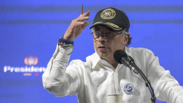 Presiden Petro Bersumpah Angkat Senjata