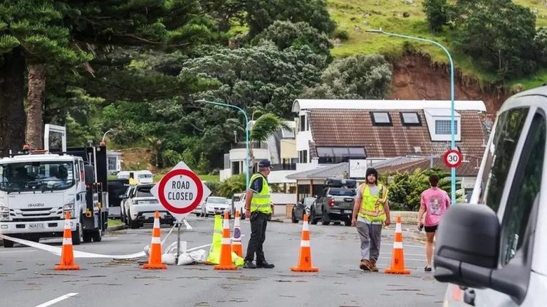 Internationalmedia.co.id - News - Hujan deras yang melanda wilayah utara Selandia Baru memicu bencana tanah longsor yang menimbun sebuah area perkemahan. Beberapa orang, termasuk anak-anak, dilaporkan hilang akibat kejadian ini.