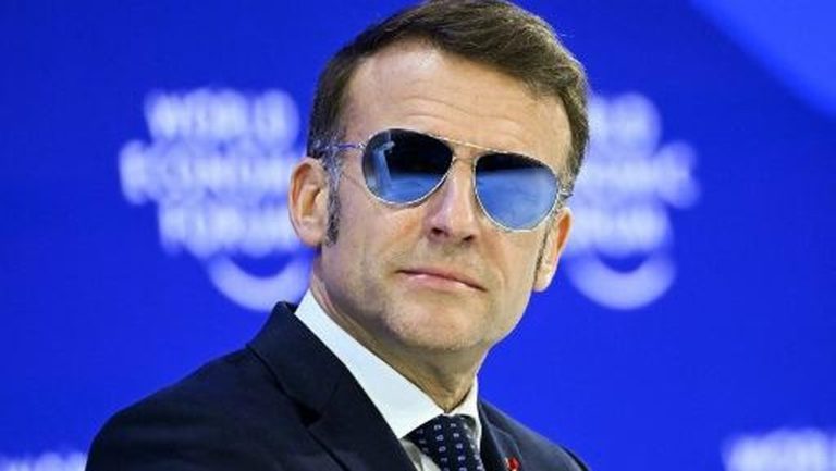 Internationalmedia.co.id - News - Gaya penampilan Presiden Prancis, Emmanuel Macron, saat berpidato di Forum Ekonomi Dunia (WEF) di Davos, Swiss, menjadi sorotan. Mengenakan kacamata hitam, Macron menuai komentar dari Presiden Amerika Serikat (AS), Donald Trump.