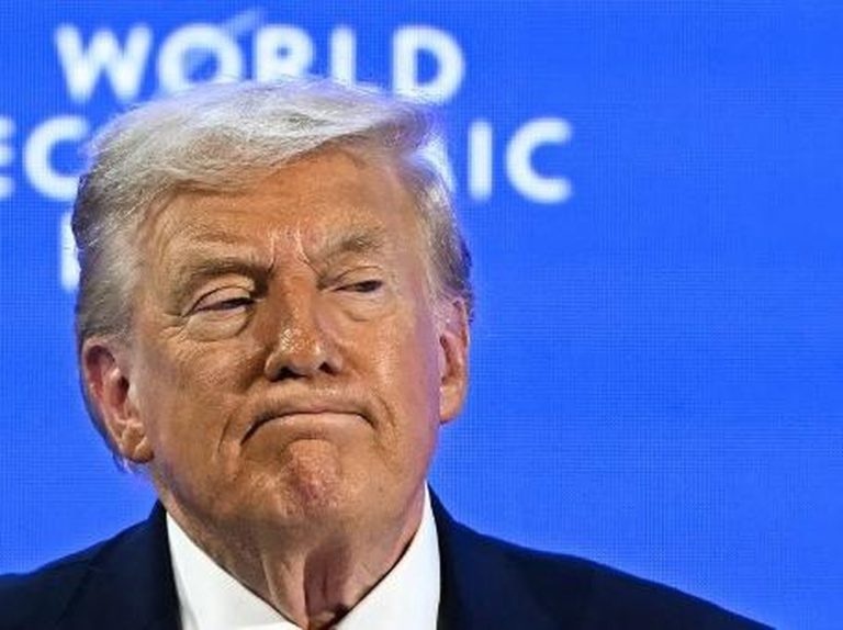 Internationalmedia.co.id - News - Presiden Amerika Serikat ke-45, Donald Trump, kembali menjadi sorotan publik setelah terlihat dengan memar misterius di tangannya saat menghadiri Forum Ekonomi Dunia (WEF) di Davos, Swiss. Spekulasi liar pun bermunculan mengenai penyebab memar tersebut, memicu rasa penasaran publik.