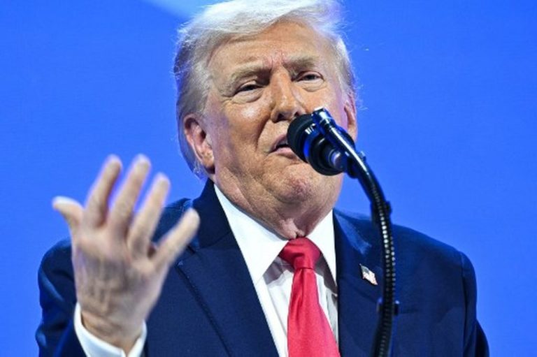 Internationalmedia.co.id - News - Spekulasi kembali menghangat terkait kondisi kesehatan Donald Trump, setelah memar misterius kembali terlihat di tangannya saat menghadiri Forum Ekonomi Dunia (WEF) di Davos, Swiss. Insiden ini memicu berbagai pertanyaan dan teori di media sosial, memaksa Trump untuk memberikan penjelasan.