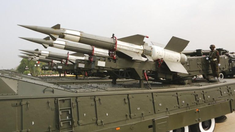 Pasar Hancur Belasan Warga Tewas di Myanmar Pasar Hancur Belasan Warga Tewas di Myanmar