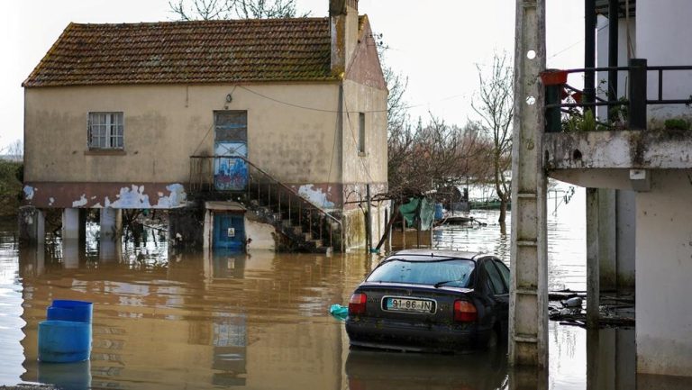 Ganasnya Badai Portugal Paksa Menteri Dalam Negeri Mundur