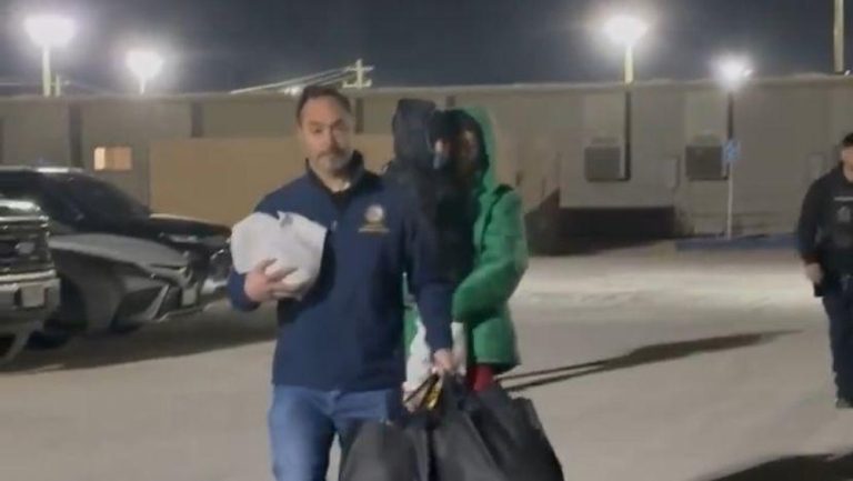 Bocah 5 Tahun Ini Akhirnya Kembali ke Rumah Setelah Ditahan Imigrasi