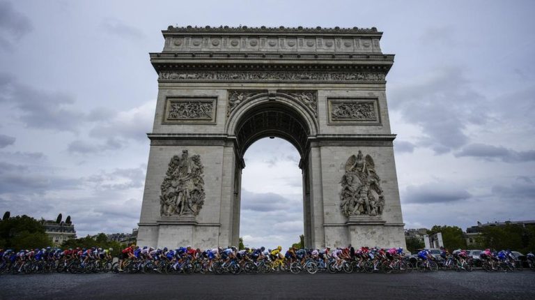 Pria Berpisau Tewas di Jantung Paris