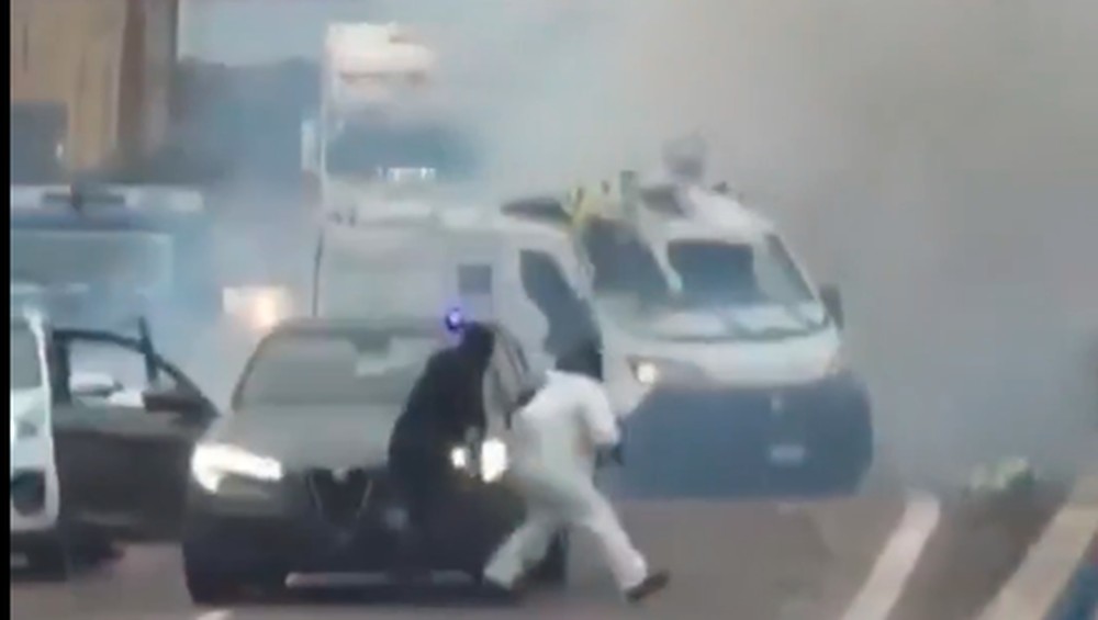 Jalan Raya Italia Mencekam Perampok Ledakkan Mobil Uang