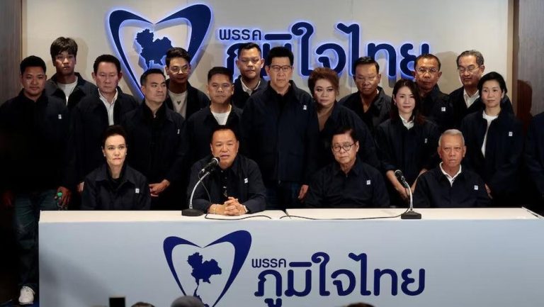 Anutin Menggenggam Thailand