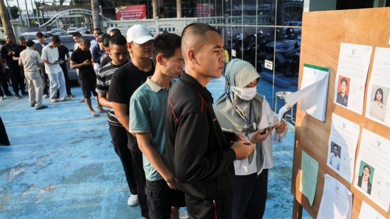 Thailand di Persimpangan Jalan Thailand di Persimpangan Jalan