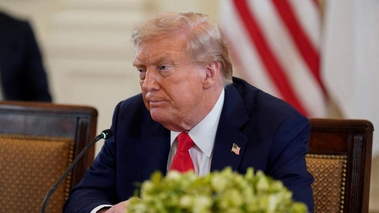 Trump Kirim Sinyal Keras Kapal Induk Kedua Menuju Iran Trump Kirim Sinyal Keras Kapal Induk Kedua Menuju Iran