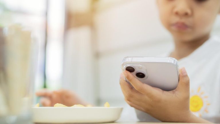 Ponsel Dilarang Total di Sekolah Polandia