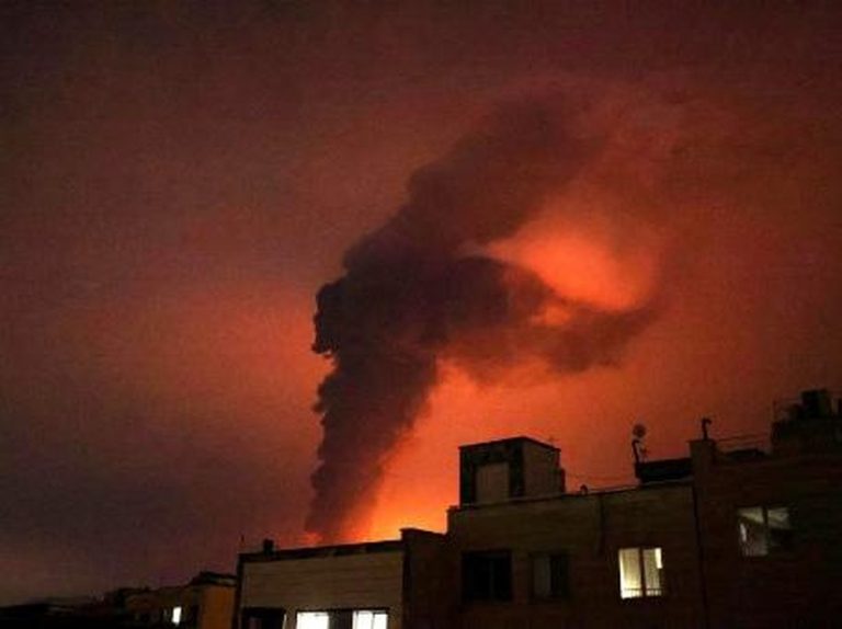 Teheran Membara Israel Hantam Jantung Minyak Iran