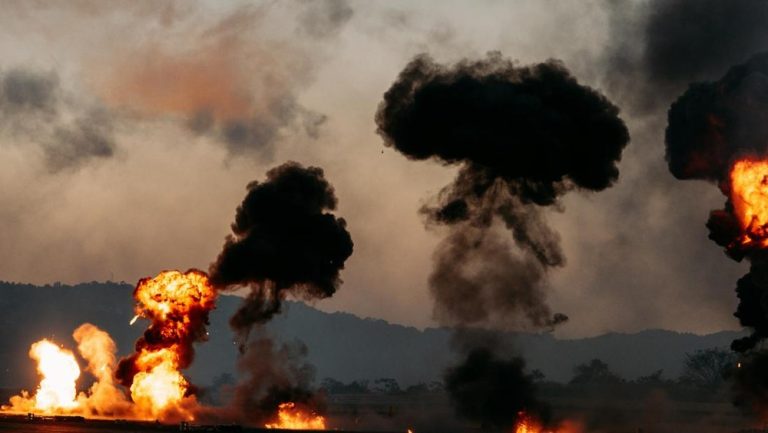 Iran Gempur Kuwait Korban Berjatuhan Iran Gempur Kuwait Korban Berjatuhan
