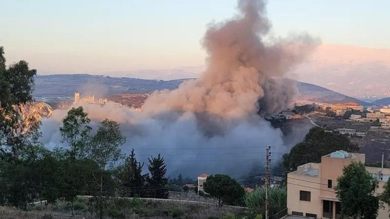 Beirut Bergejolak Asap Membumbung Tinggi