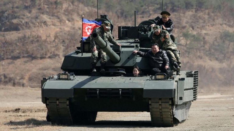Kim Jong Un Perkenalkan Penerus di Atas Tank Tempur Kim Jong Un Perkenalkan Penerus di Atas Tank Tempur
