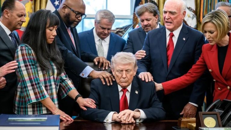 Doa Misterius di Ruang Oval untuk Trump