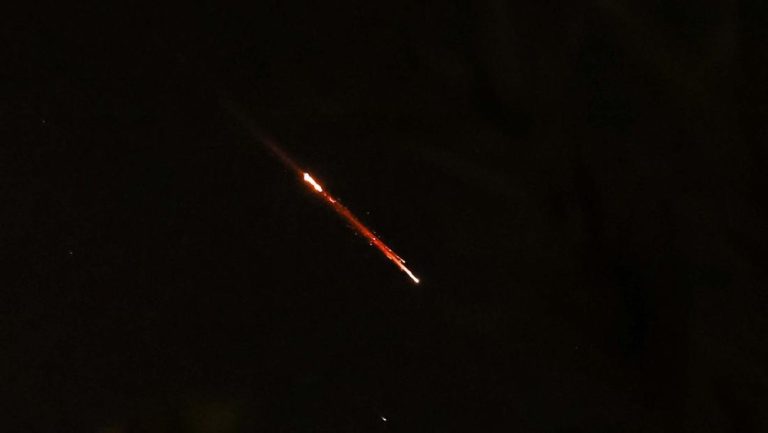 Teluk Memanas Iran Sasar Pangkalan AS