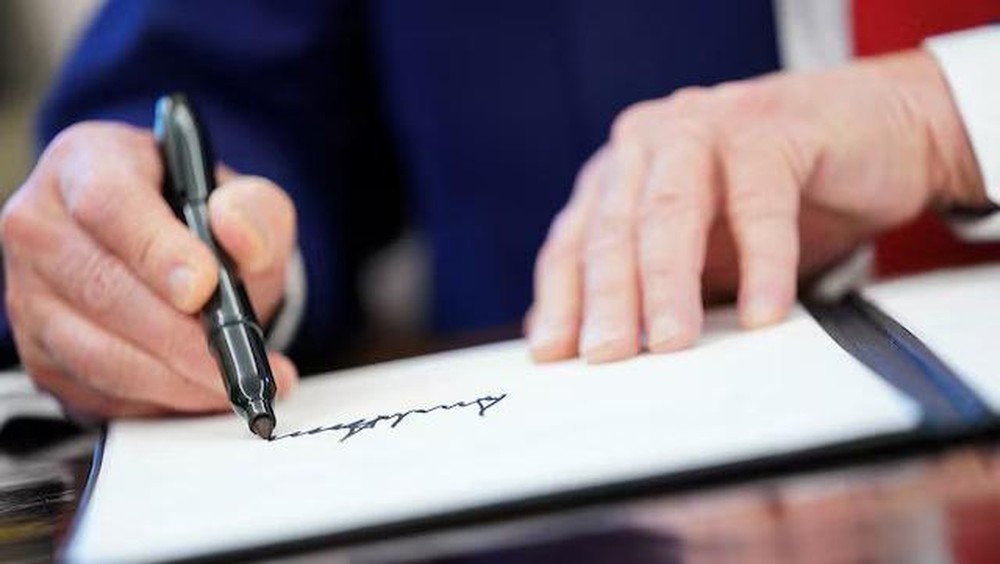 Dolar AS Berubah Tanda Tangan Trump Cetak Sejarah