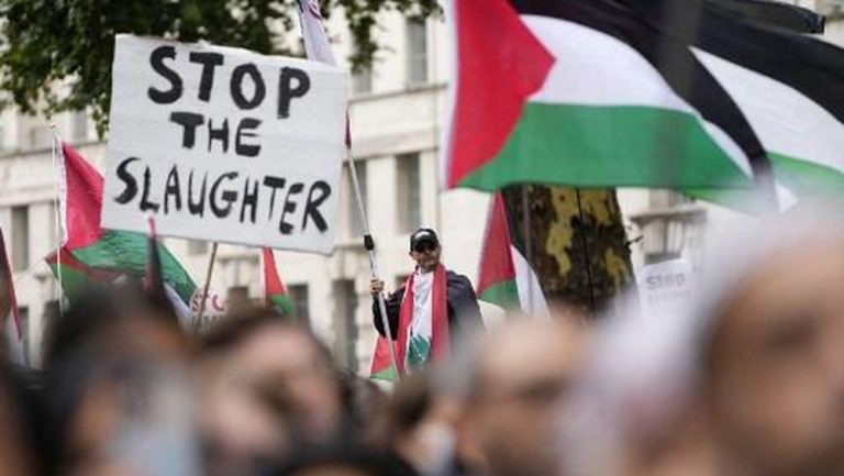 London Bergejolak 500 Ditangkap Polisi