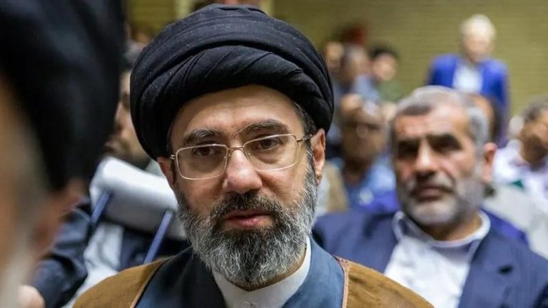 Luka Parah Putra Khamenei Terungkap Iran Bergejolak