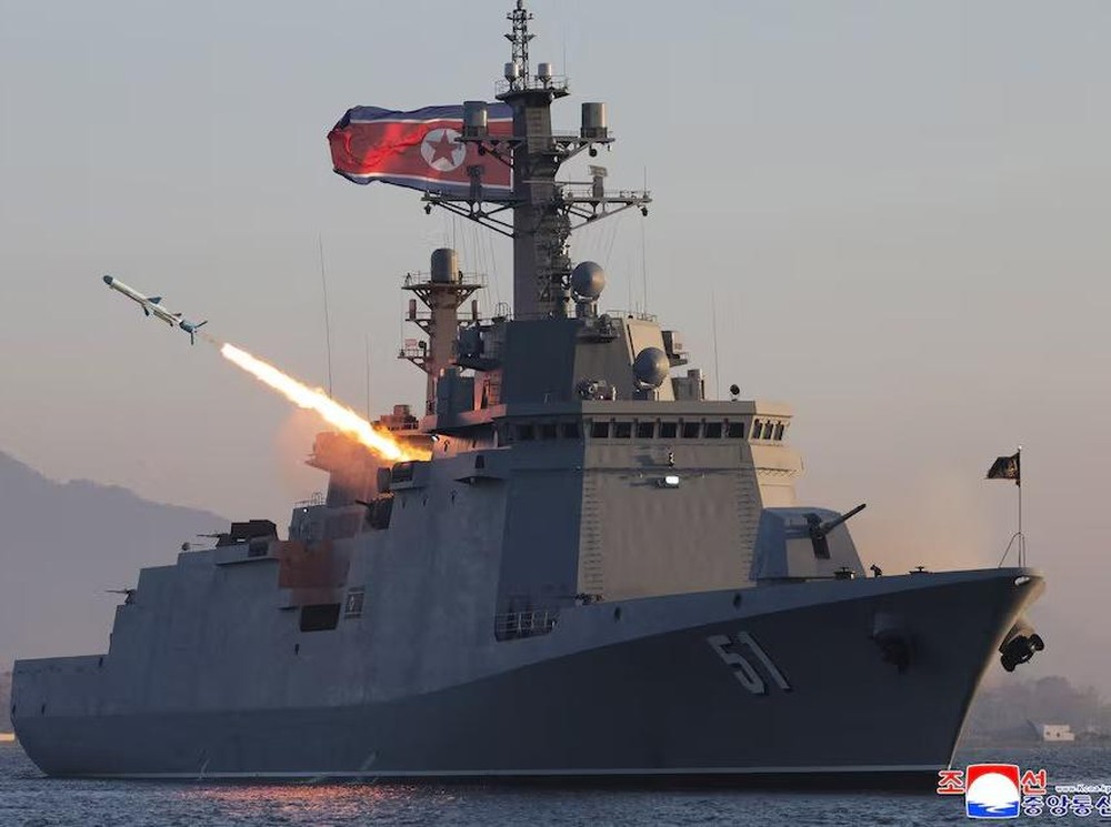 Kim Jong Un Pimpin Uji Coba Rudal Laut Misterius