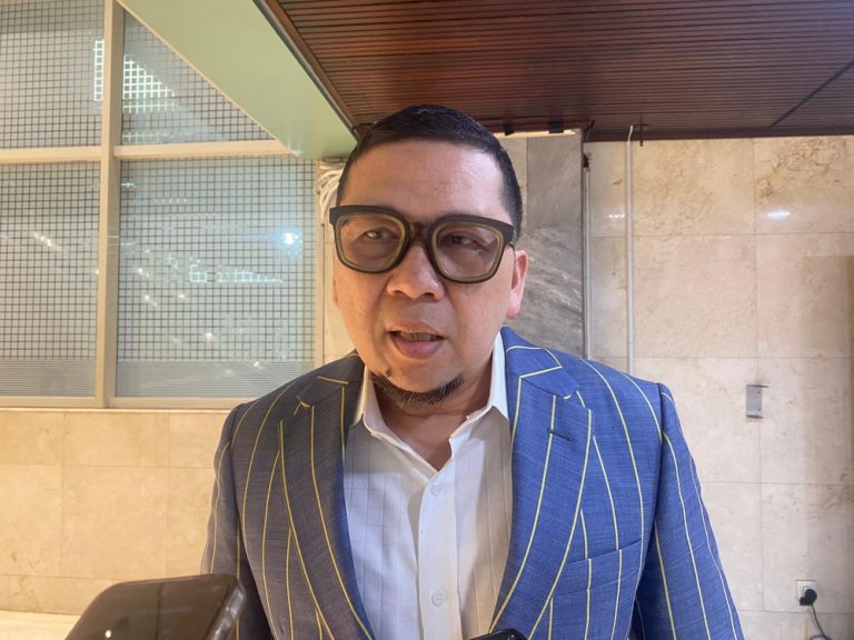 Jokowi Ganti Baju Golkar Santai