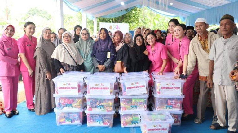 Kebaikan Bhayangkari Bikin Warga Depok Sumringah Kebaikan Bhayangkari Bikin Warga Depok Sumringah