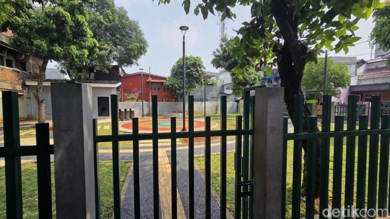 Taman Kramat Jakarta Pusat Kini Terkunci Rapat
