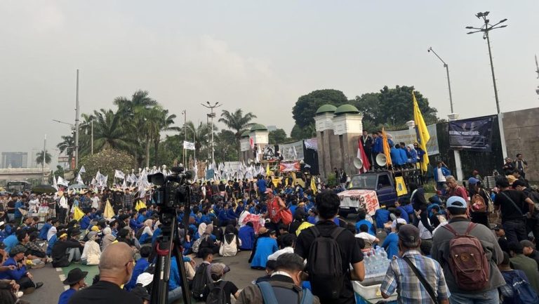 Jakarta Sore Ini Mahasiswa Beraksi Depan DPR Jakarta Sore Ini Mahasiswa Beraksi Depan DPR