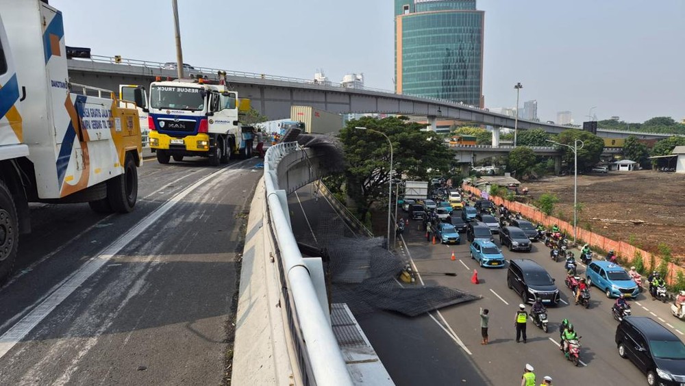 Jalur Tomang Sempat Lumpuh Total Kini Kembali Normal