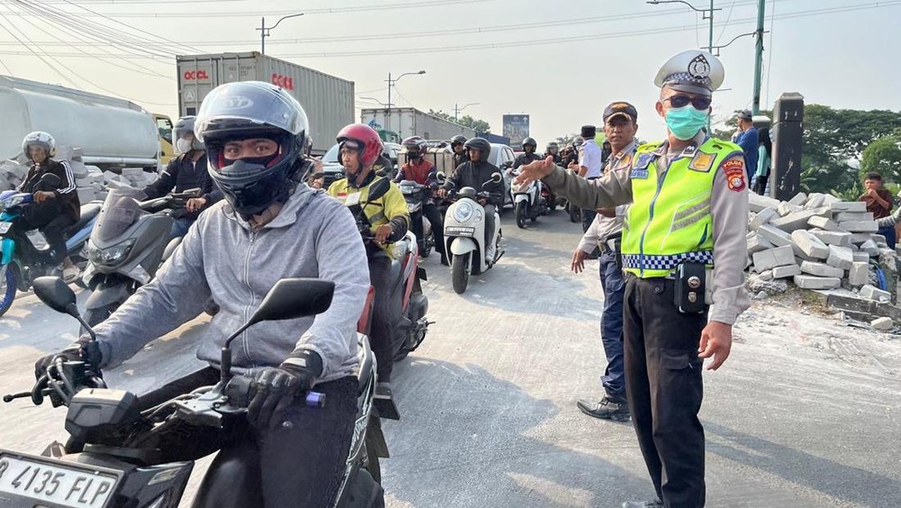 Jakarta Timur Geger Truk Terbalik