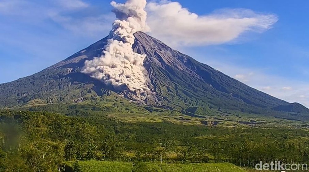 Semeru Kembali Bergolak