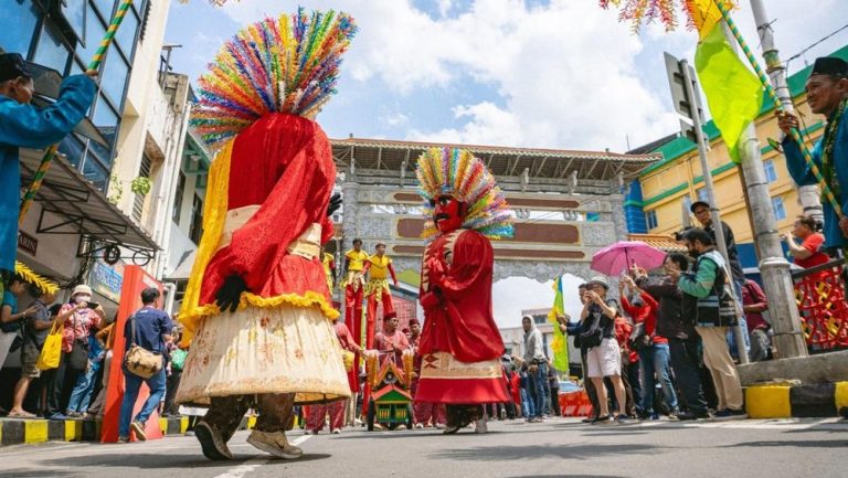 Menguak Kisah Boneka Raksasa Penjaga Ibu Kota