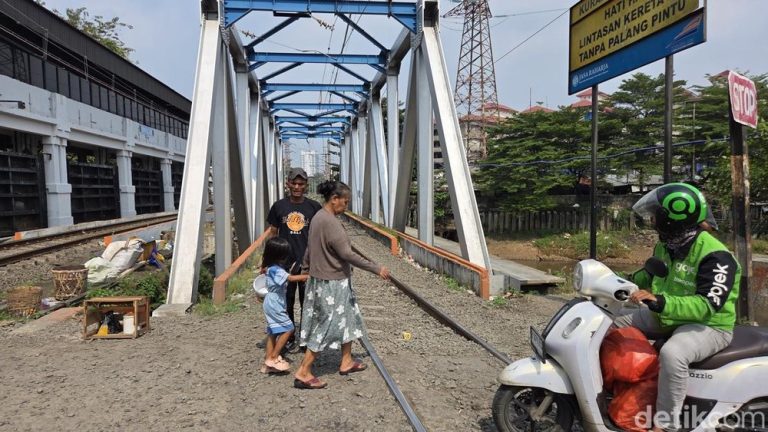 Viral Ojol Terobos Rel Kereta Nyawa Taruhan