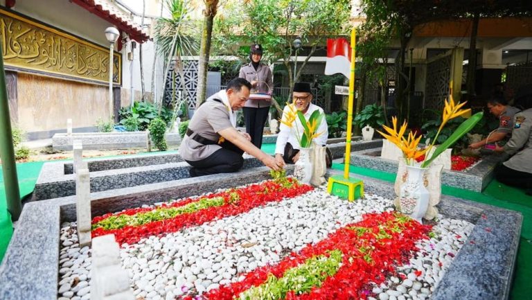 Kapolri Kunjungi Makam Bung Karno Ini Alasannya Kapolri Kunjungi Makam Bung Karno Ini Alasannya