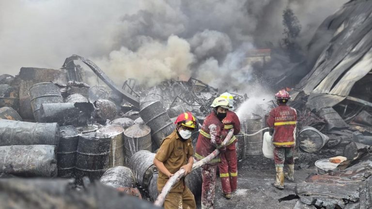 Api Pabrik Sandal Belum Jinak Setelah 11 Jam