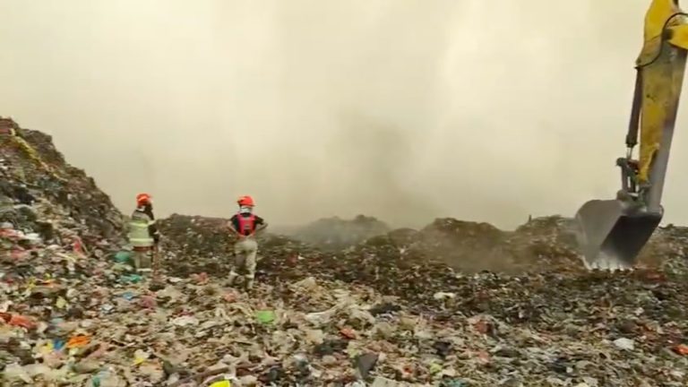 Gunung Sampah Jatiwaringin Membara BPBD Minta Bantuan Udara