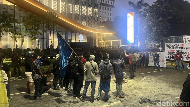 Patung Kuda Memanas Tuntutan Program Gizi