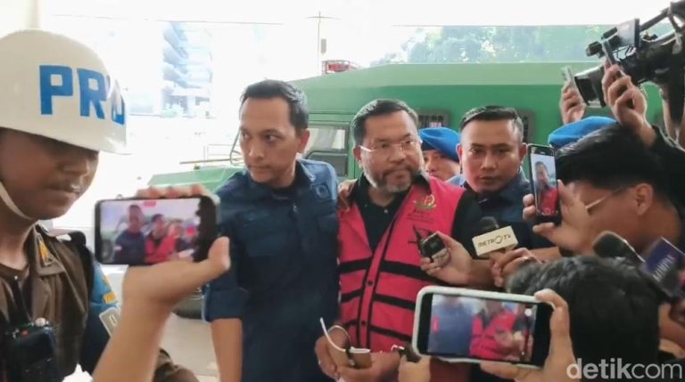 Rahasia Besar di Balik Rompi Merah Muda