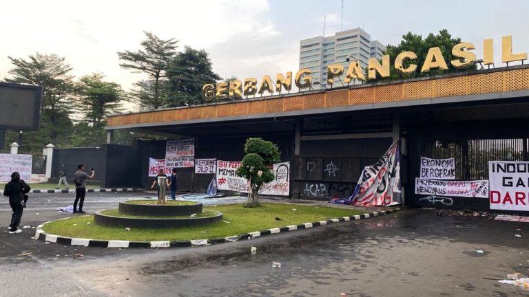 Sumpah Mahasiswa Menggema Lalu Bubar Sumpah Mahasiswa Menggema Lalu Bubar