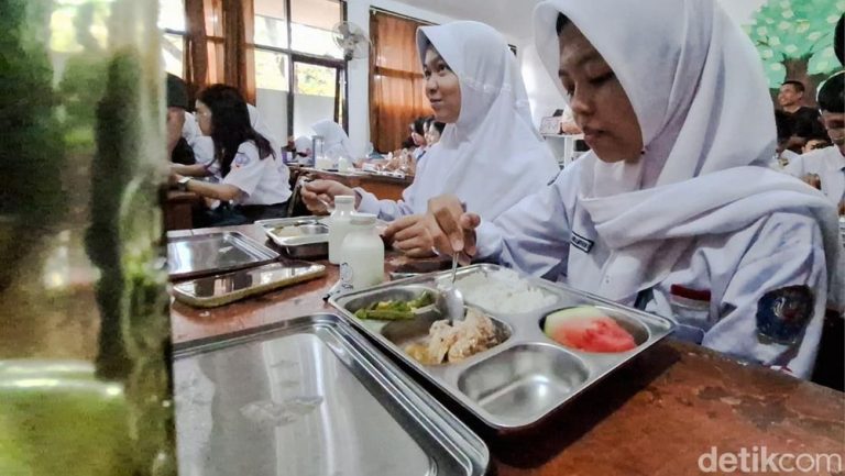 Makan Gratis SMA Terancam Dicoret Makan Gratis SMA Terancam Dicoret