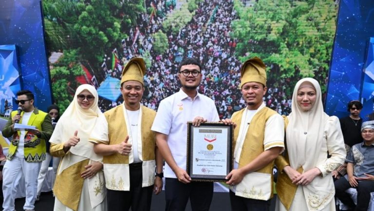 Pekanbaru Hebohkan Dunia dengan Kue Durian Terpanjang Pekanbaru Hebohkan Dunia dengan Kue Durian Terpanjang