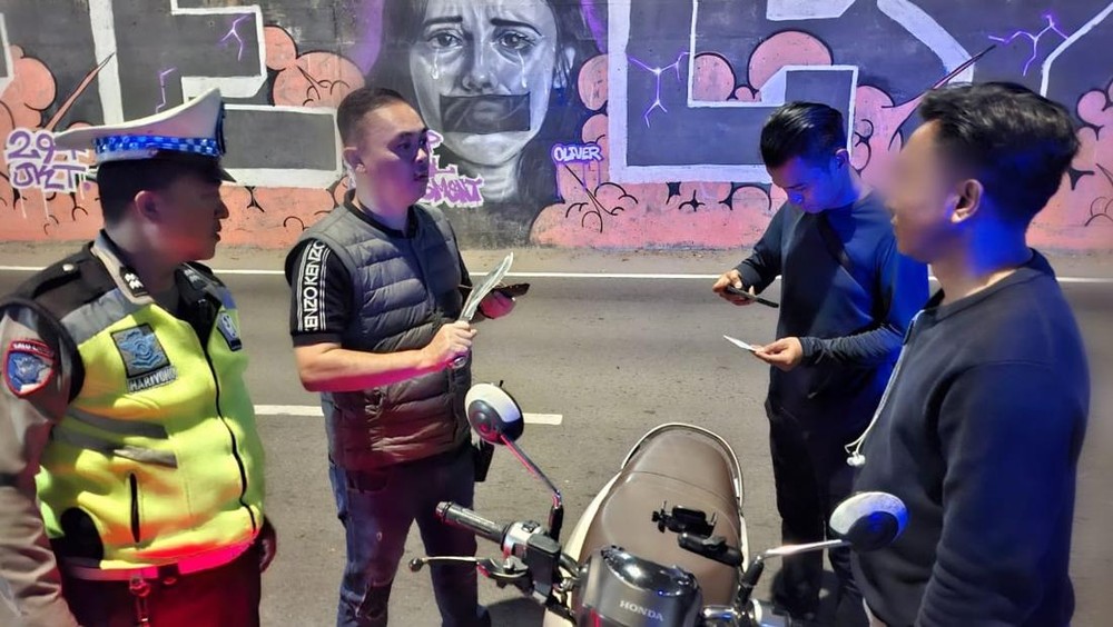 Palmerah Dini Hari Polisi Sita Badik