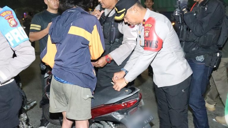 Dua Remaja Jakbar Terjaring Patroli Bawa Barang Mencurigakan Dua Remaja Jakbar Terjaring Patroli Bawa Barang Mencurigakan