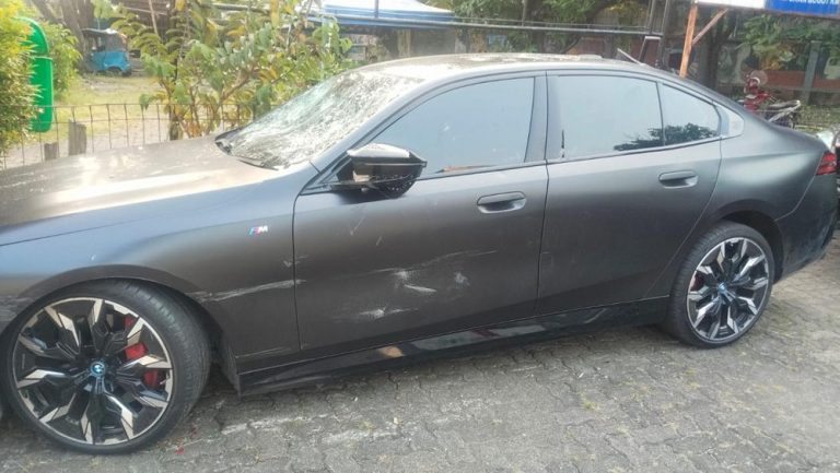 BMW Listrik Ringsek Usai Tabrak Motor