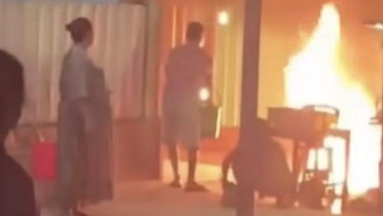Api Cemburu Bakar Wanita Muda di Angkringan