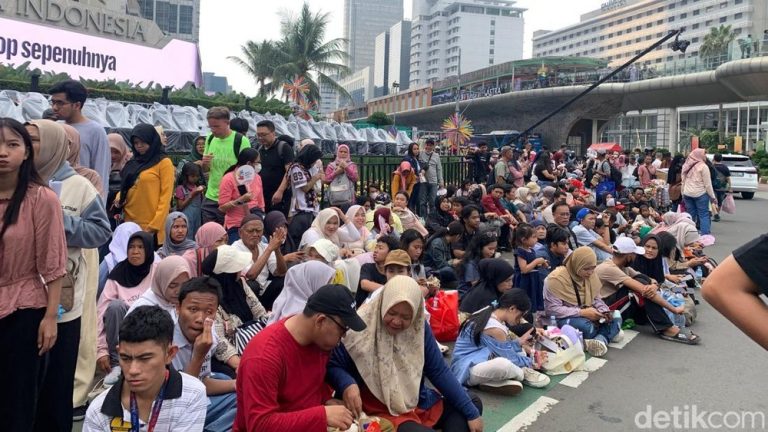 Warga Padati Bundaran HI Ada Apa Malam Ini