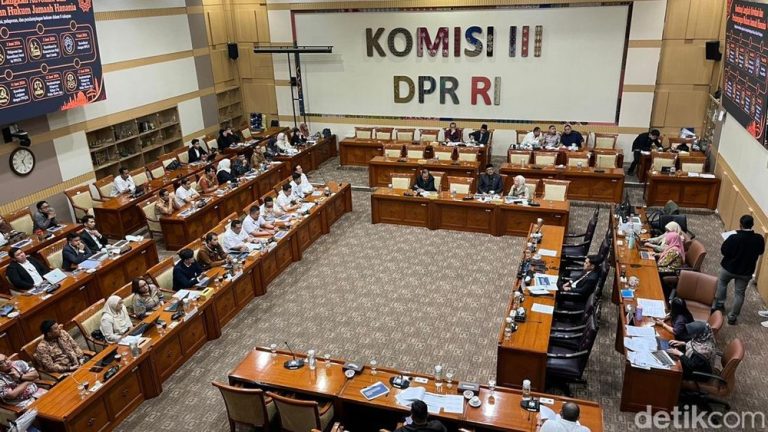 DPR Desak Istri Bos Travel Haji Jadi Tersangka