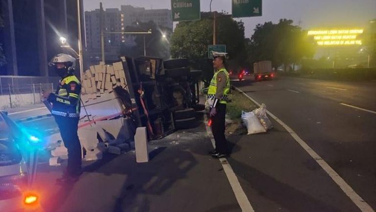 Jalur MT Haryono Geger Truk Bahan Bangunan Terbalik Jalur MT Haryono Geger Truk Bahan Bangunan Terbalik